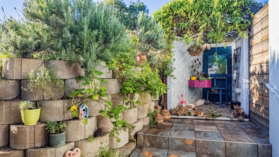 5 Bedroom Property for Sale in Fraaiuitsig Western Cape